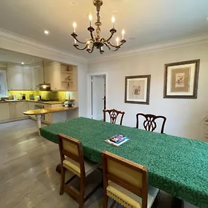 Private In Forest Hill With Full Kitchen And Parking Guest house Toronto